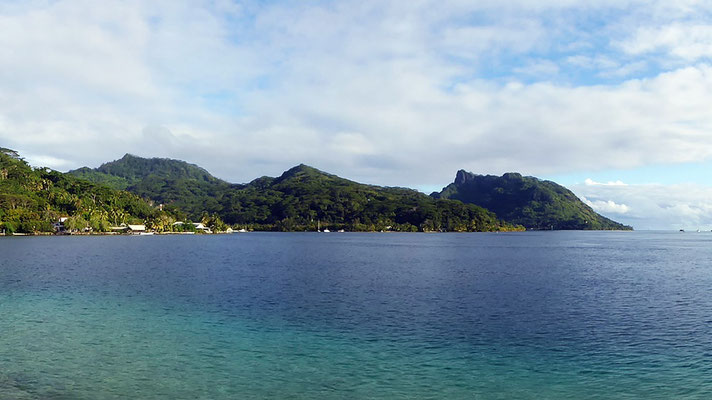Der Hauptort der Insel Huahine in malerischer Kulisse 