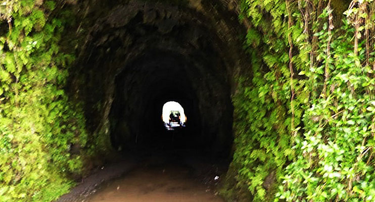 Der Tunnel durch den beidseitig überaus steilen Kraterrand