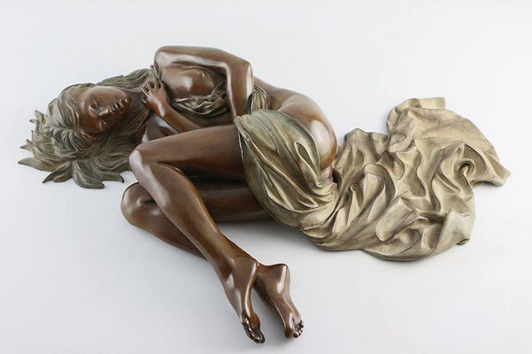 Lizzie drapée - Bronze  H 12 X 50 X 22 cm