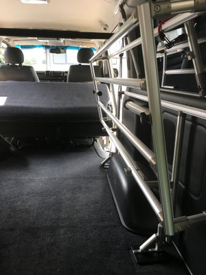 ハイエースのビジネスラックは車中泊にも大活躍です。