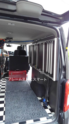 跳ね上げてもフレームが天井に達しない他500mmの足もしっかり収納！
