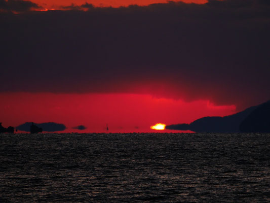 夕日も浮島状態です。中央縦線状のものは浮き灯台