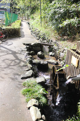 浄念寺川せせらぎ緑道の水車