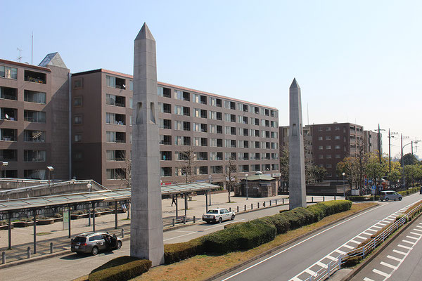 中川駅前・オベリスクの照明灯