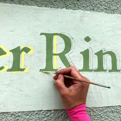 Malen des Hausnamen 'Gelber Ring' auf Fassade Steinberggasse Winterthur