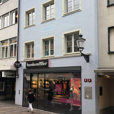 Handgemalter Hausname 'Zur weissen Taube' auf Fassade Untertor / Marktgasse Winterthur