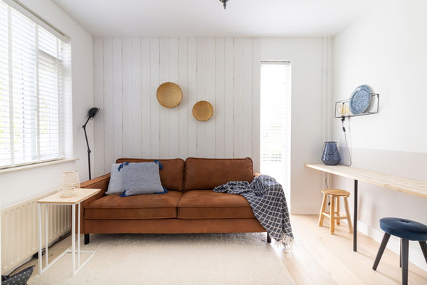 Elegant eingerichtetes Wohnzimmer mit brauner Couch
