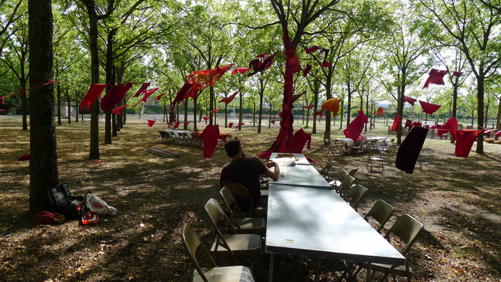 ROUGE Le Banquet installation Caroline Delannoy Donadery à Castelnaudary