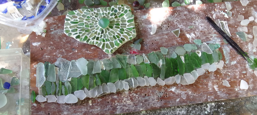 MOSAÏQUE RECOLTE DE PLAGE ET DE RUE VERRE POLI SUR plaque de résine    C. DELANNOY