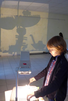 Médiathèque de Castelnaudary / Atelier papier et marionnettes d'ombre à propos du spectacle "Musique de papier" Cie Le Concert impromptu