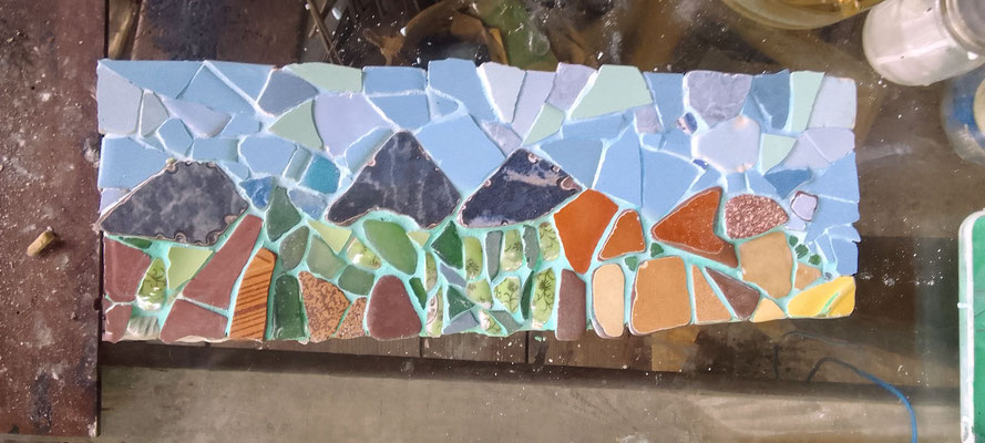 MOSAÏQUE RECOLTE DE PLAGE ET DE RUE VERRE PIERRE CERAMIQUE sur planche ancienne bois rouge de mahogany 40/20CM  C. DELANNOY