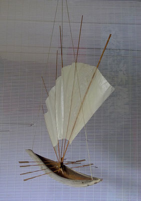 Voilier Fleur de cocotier/ feuilles de palmier / graines / papier   - Caroline Delannoy