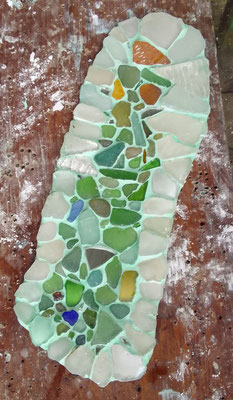 MOSAÏQUE RECOLTE DE PLAGE ET DE RUE VERRE PIERRE SUR plaque de résine    20/10CM C. DELANNOY