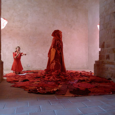 Fxxnomène lectures performées avec Féenomène /"La Grande Dame" sculpture textile et installation / Rouge / Caroline Delannoy / Chapelle de Besplas Villasavary
