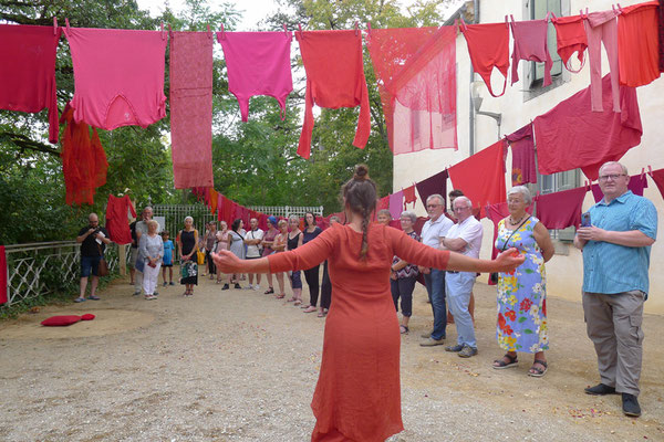 ROUGE Installation Caroline Delannoy / performance Bûto Anne Cécile Déliaud Le Réservoir St Férréol