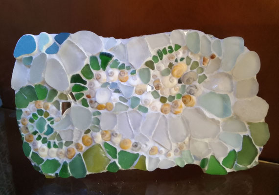 MOSAÏQUE RECOLTE DE PLAGE ET DE RUE VERRE PIERRE COQUILLAGE MIROIR CERAMIQUE  SUR planche bois de plage   C. DELANNOY
