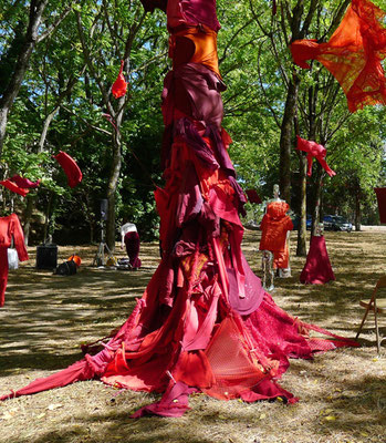 Arbre Totous vêtements récoltés récyclés corde Caroline Delannoy