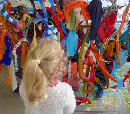 Caroline Delannoy /Ateliers textile avec les enfants d'écoles primaires et maternelles / école maternelle d'Aucamvile