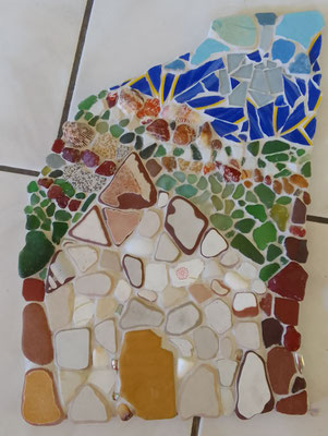 MOSAÏQUE RECOLTE DE PLAGE ET DE RUE VERRE PIERRE COQUILLAGE CERAMIQUE SUR CARREAU DE FAIENCE 35/30CM  C. DELANNOY