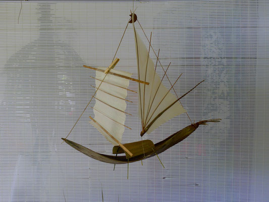 Voilier Sampan/ Fleur de cocotier/ feuilles de palmier / graines / papier /bois   - Caroline Delannoy