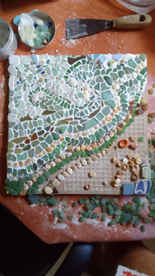 MOSAÏQUE RECOLTE DE PLAGE ET DE RUE VERRE PIERRE COQUILLAGE MIROIR CERAMIQUE SUR CARREAU DE FAIENCE C. DELANNOY