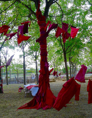 Arbre Totous vêtements récoltés récyclés corde Caroline Delannoy