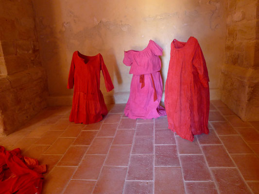 "Les trois graces" sculptures textiles et Installation Rouge Caroline Delannoy Chapelle de Besplas Villasavary