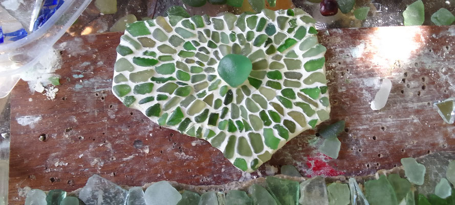 MOSAÏQUE RECOLTE DE PLAGE ET DE RUE VERRE POLI SUR plaque de resine 15/12CM  C. DELANNOY
