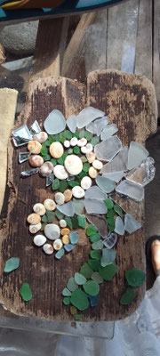 MOSAÏQUE RECOLTE DE PLAGE ET DE RUE VERRE PIERRE COQUILLAGE MIROIR CERAMIQUE SUR planche bois de plage  C. DELANNOY