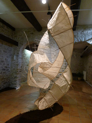 "Grande Mue" Installation Galerie Sibra Catelnaudary -  papier de soie/osier/bambou/terreau - Caroline Delannoy 