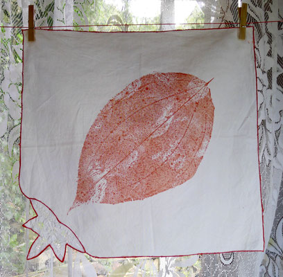 Herbiers empreinte peinture acrylique  sur serviette coton brodée Caroline Delannoy