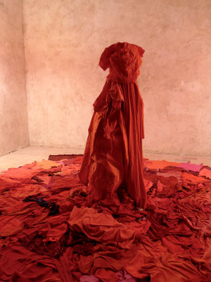 "La Grande Dame" sculpture textile et installation / Rouge / Caroline Delannoy / Chapelle de Besplas Villasavary