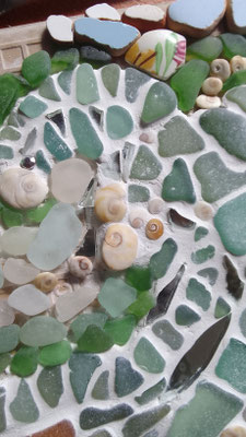MOSAÏQUE RECOLTE DE PLAGE ET DE RUE VERRE PIERRE COQUILLAGE MIROIR CERAMIQUE SUR CARREAU DE FAIENCE  C. DELANNOY