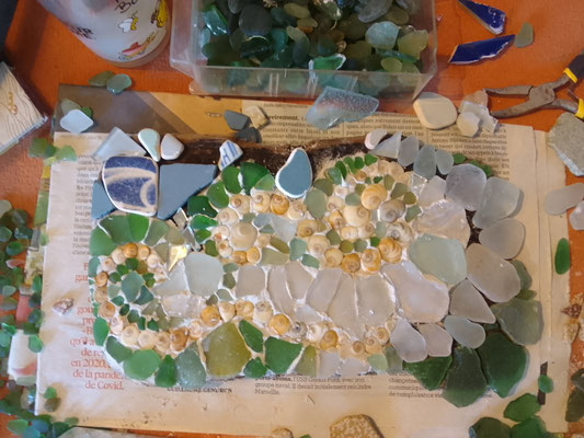 MOSAÏQUE RECOLTE DE PLAGE ET DE RUE VERRE PIERRE COQUILLAGE MIROIR CERAMIQUE SUR planche bois de plage   C. DELANNOY