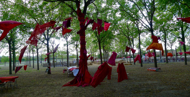 ROUGE Le Banquet installation Caroline Delannoy Donadery à Castelnaudary