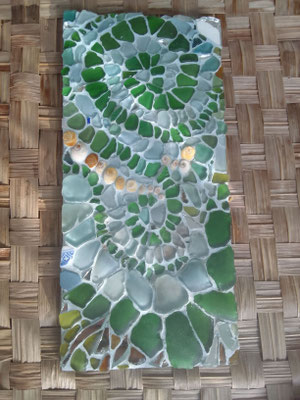 MOSAÏQUE RECOLTE DE PLAGE ET DE RUE VERRE PIERRE COQUILLAGE MIROIR SUR planche ancienne bois rouge de mahogany 32/18CM  C. DELANNOY