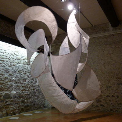 "Envol" Installation Galerie Sibra Catelnaudary - papier de soie/osier - 300/300cm- Caroline Delannoy -