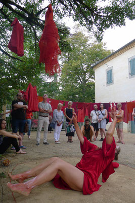 ROUGE Installation Caroline Delannoy / performance Bûto Anne Cécile Déliaud  Le Réservoir St Férréol