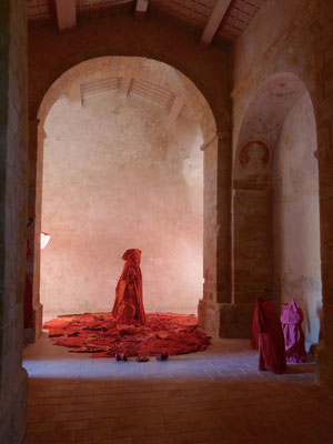 "La Grande Dame" sculpture textile et installation / Rouge / Caroline Delannoy / Chapelle de Besplas Villasavary