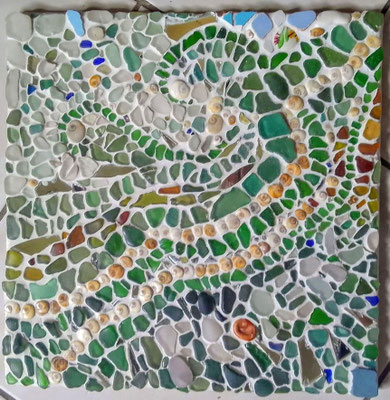 MOSAÏQUE RECOLTE DE PLAGE ET DE RUE VERRE PIERRE COQUILLAGE MIROIR CERAMIQUE SUR CARREAU DE FAIENCE 30/30CM  C. DELANNOY