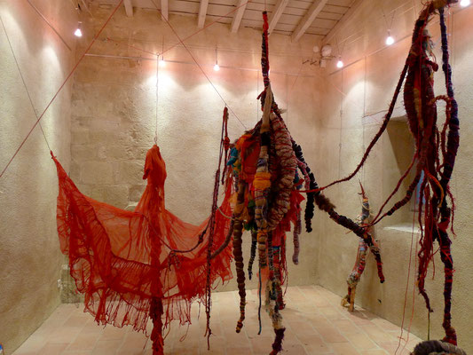 TOTOUS Installation Rouge Caroline Delannoy Chapelle de Besplas Villasavary