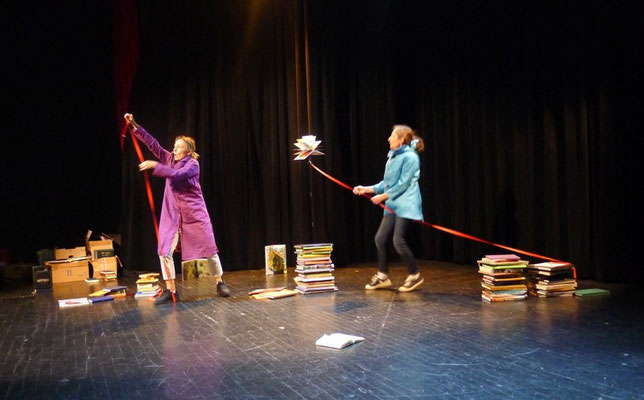 costume "A La Page" de Caroline Delannoy "A La Page, une épopée de papier" pour la Cie Rouge Virgule