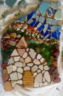 MOSAÏQUE RECOLTE DE PLAGE ET DE RUE VERRE PIERRE COQUILLAGE CERAMIQUE SUR CARREAU DE FAIENCE 35/30CM  C. DELANNOY