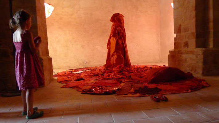 Fxxnomène lectures performées /"La Grande Dame" sculpture textile et installation / Rouge / Caroline Delannoy / Chapelle de Besplas Villasavary