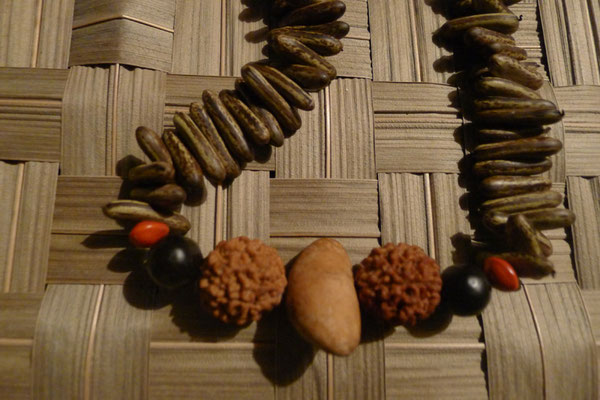 Collier graines sur tissage en feuilles de cocotier /JJ Félicité 