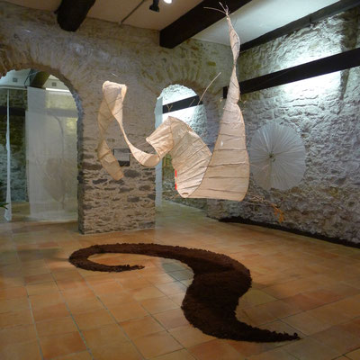 "Grande Mue" Installation Galerie Sibra Catelnaudary - papier de soie/osier/bambou/terreau  - 600/100cm - Caroline Delannoy 