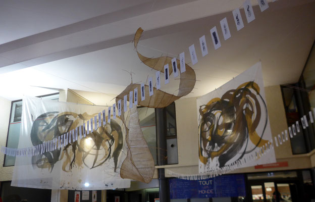 Installation Toiles et papiers calligraphiés en performance Espace Bonnefoy Tout Un Monde