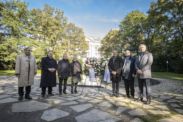 Kranzniederlegung am Denkmal für die im Nationalsozialismus ermordeten Sinti und Roma in Berlin