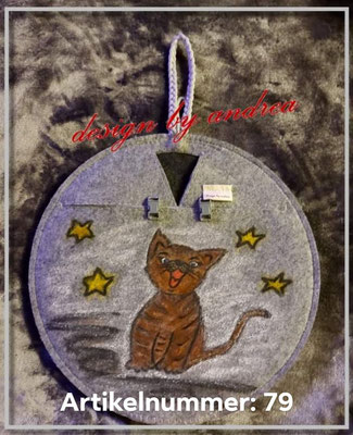 Beutelverstecker in grau/anthrazit mit grauen Klickverschlüssen und einem handgemalten "Katzen-Motiv"