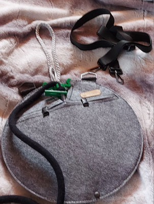Beutelverstecker für med. Sammelbeutel (2000ml) umgearbeitet zur Schultertasche mit abnehmbaren, Längenverstellbaren Schultergurt